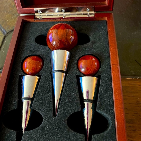 Nice Boxed Set of Wine Stoppers – Two Sizes. - Picture 6 of 8